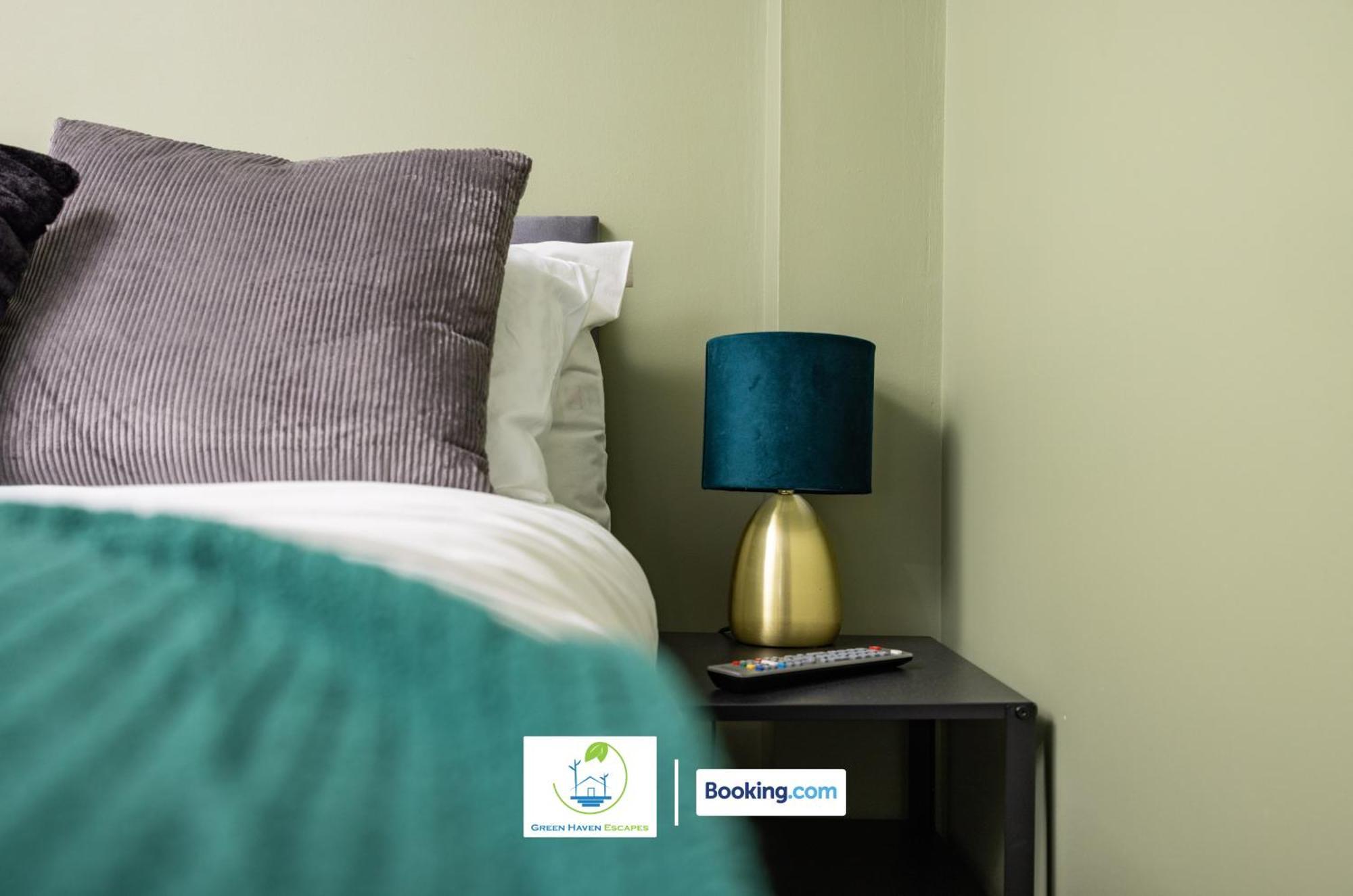 Cosy Retreat By Haven Escapes Short Lets & Serviced Seacroft With Free Off-street Parking & Pet-friendly Apartment