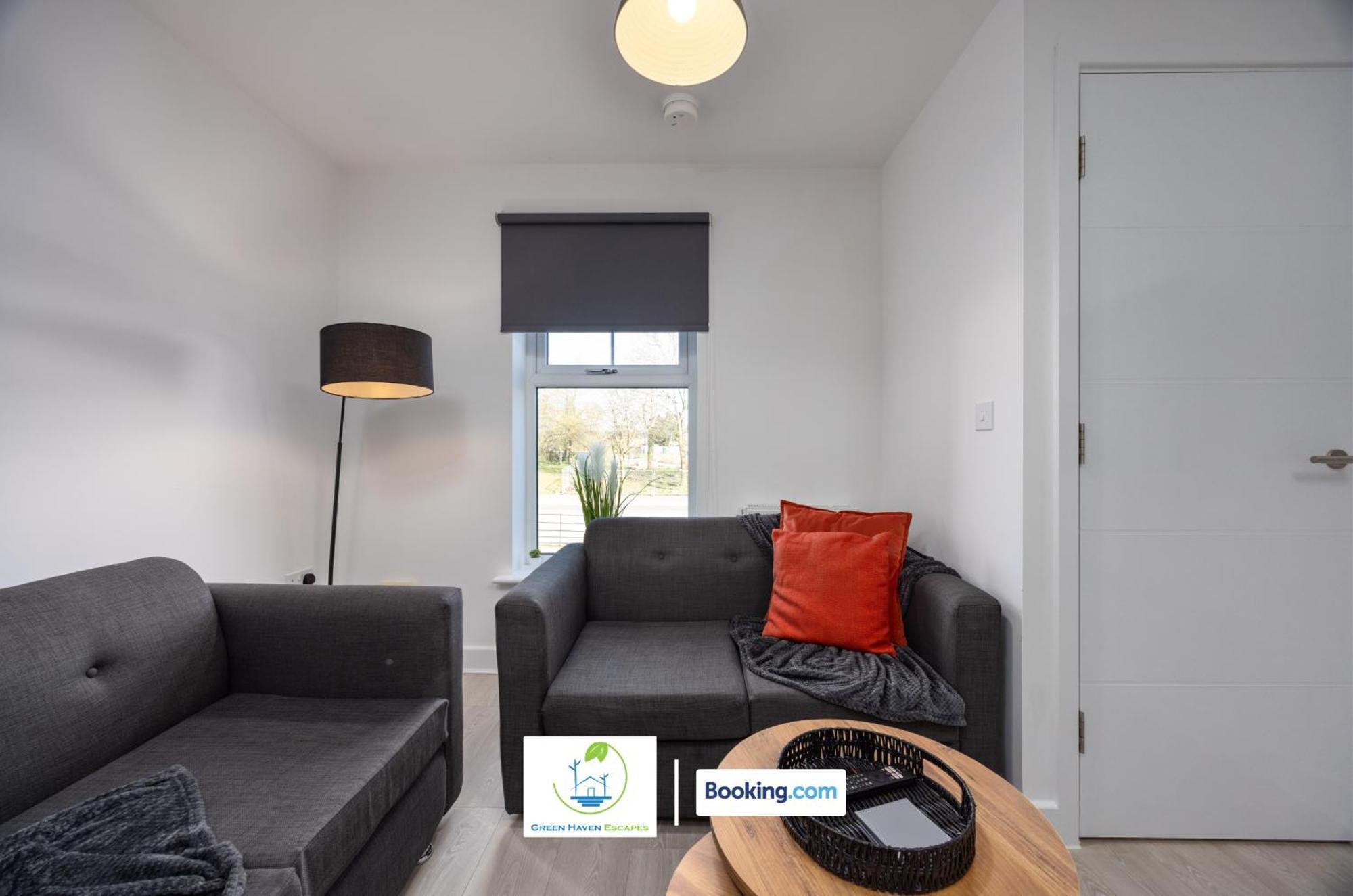 Cosy Retreat By Haven Escapes Short Lets & Serviced Seacroft With Free Off-street Parking & Pet-friendly Apartment *
