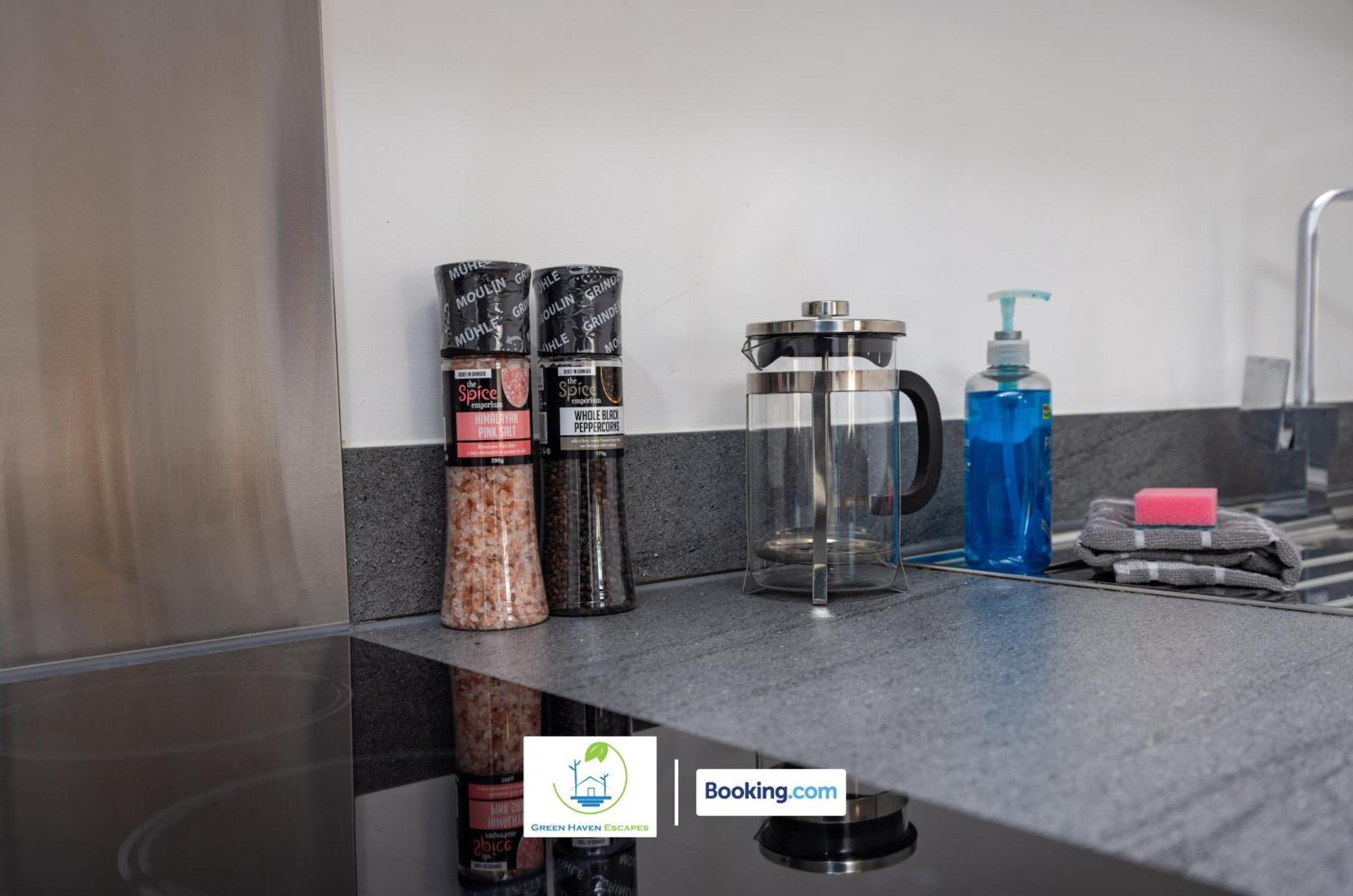 Apartment Cosy Retreat By Haven Escapes Short Lets & Serviced Seacroft With Free Off-street Parking & Pet-friendly *