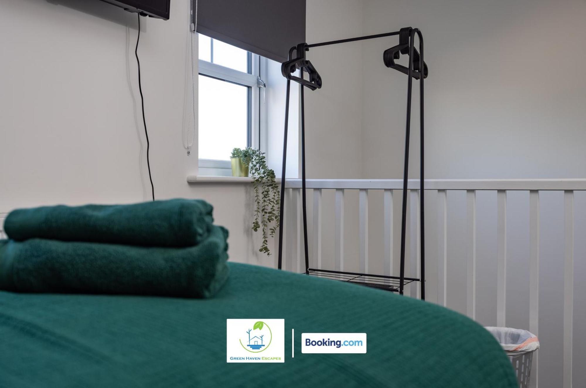 Cosy Retreat By Haven Escapes Short Lets & Serviced Seacroft With Free Off-street Parking & Pet-friendly * Leeds (West Yorkshire)