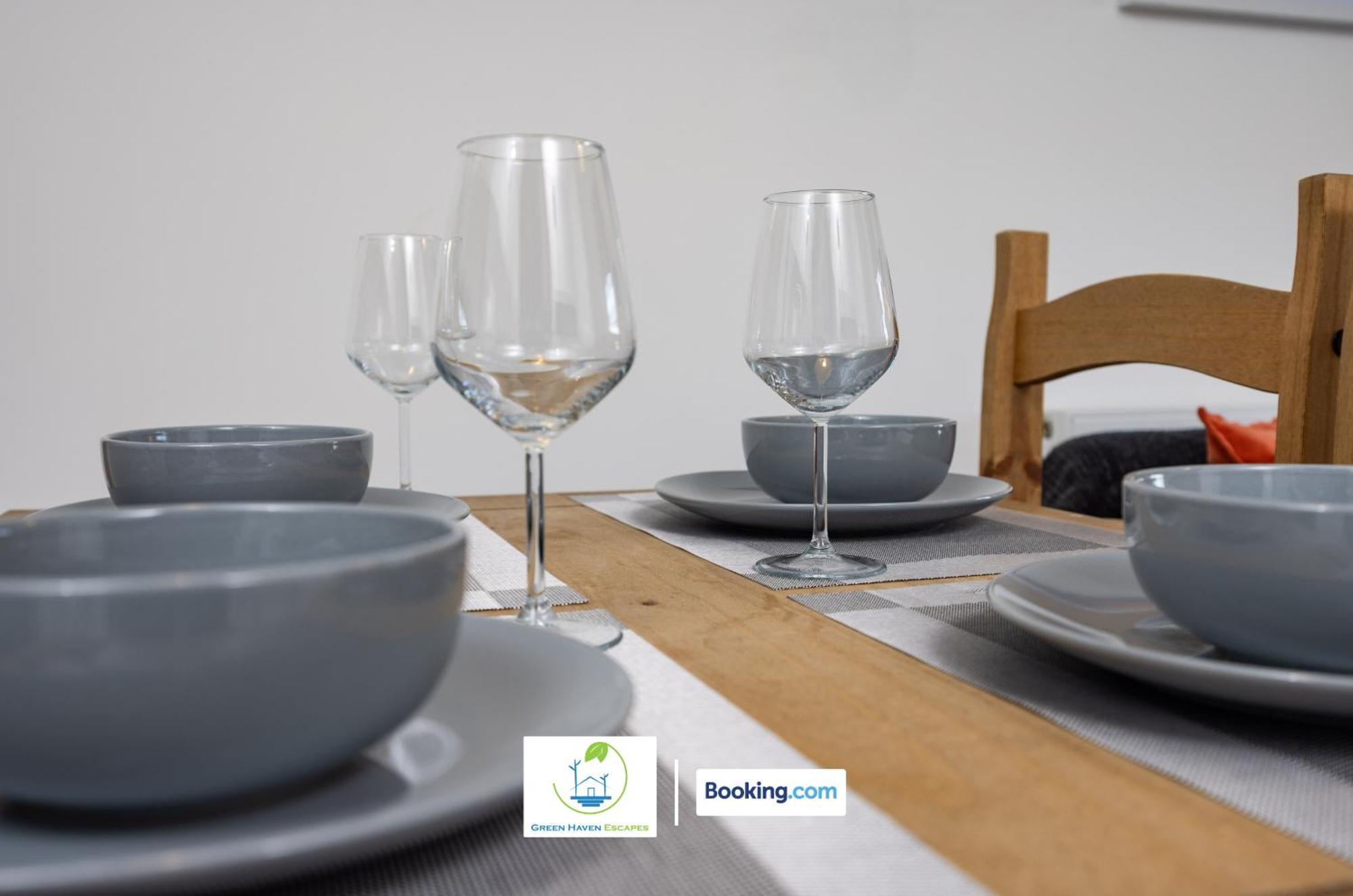 Cosy Retreat By Haven Escapes Short Lets & Serviced Seacroft With Free Off-street Parking & Pet-friendly Apartment *