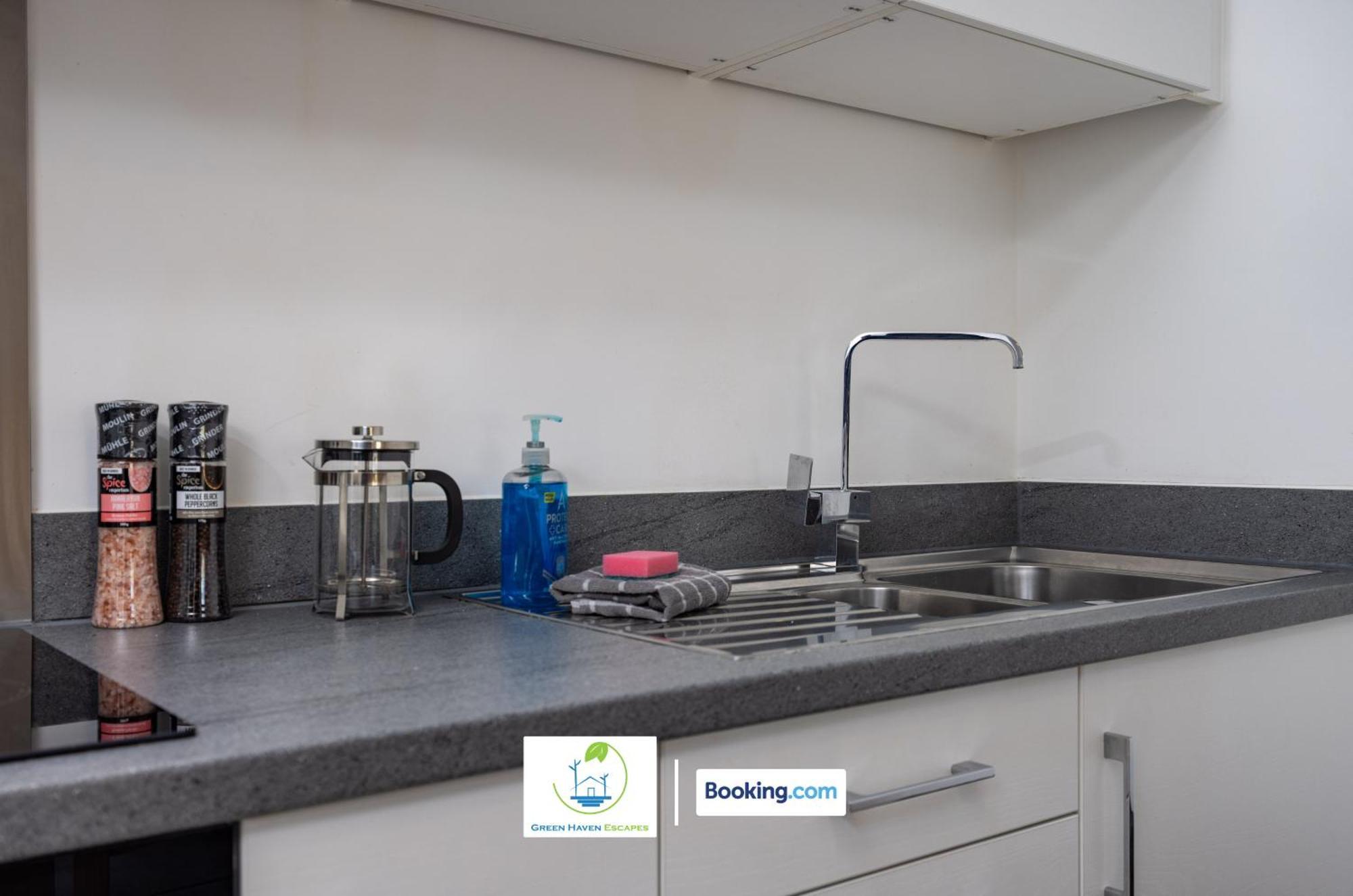Cosy Retreat By Haven Escapes Short Lets & Serviced Seacroft With Free Off-street Parking & Pet-friendly Apartment Leeds (West Yorkshire)